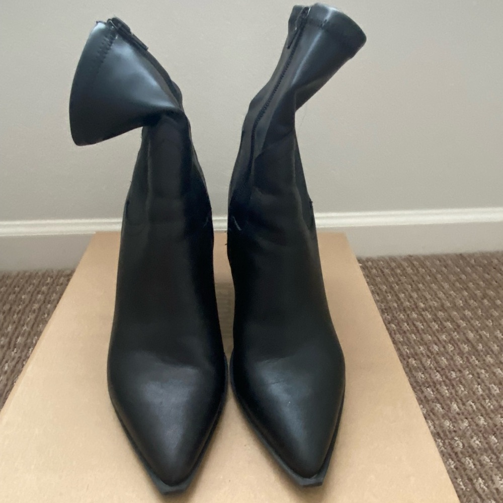 Steve Madden ankle boots with zipper. Worn once